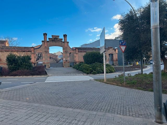 Local de lloguer a Plaça Bages, Barri Mion - Puigberenguer