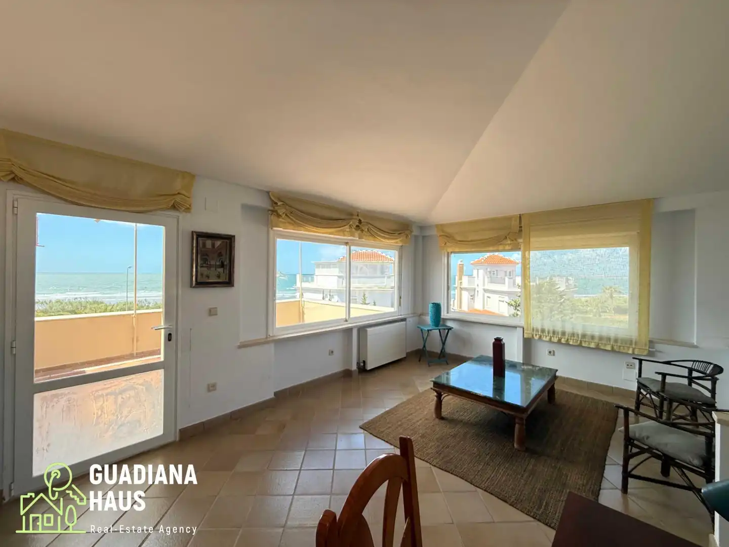 Sala d'estar de Casa adosada en venda en Ayamonte amb Aire condicionat, Calefacció i Jardí privat
