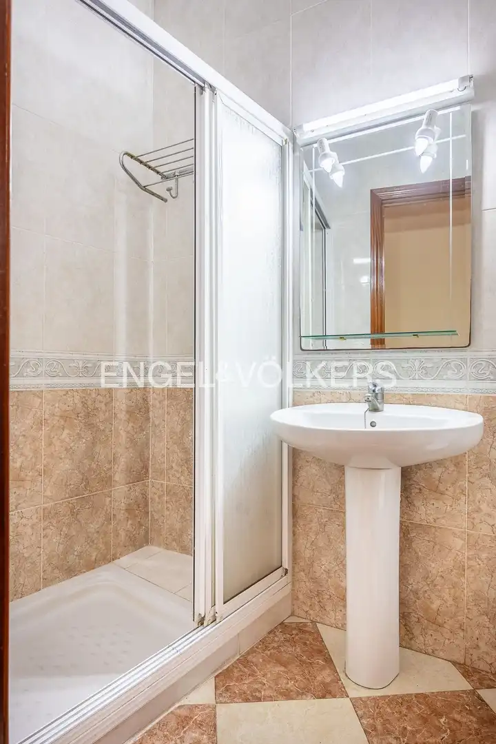 Bathroom of Flat for sale in Sevilla  with Heating, Terrace and Storage room