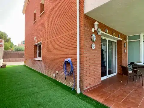Casa aparellada amb terrassa en venda a Carrer Puigmal, imagen 12