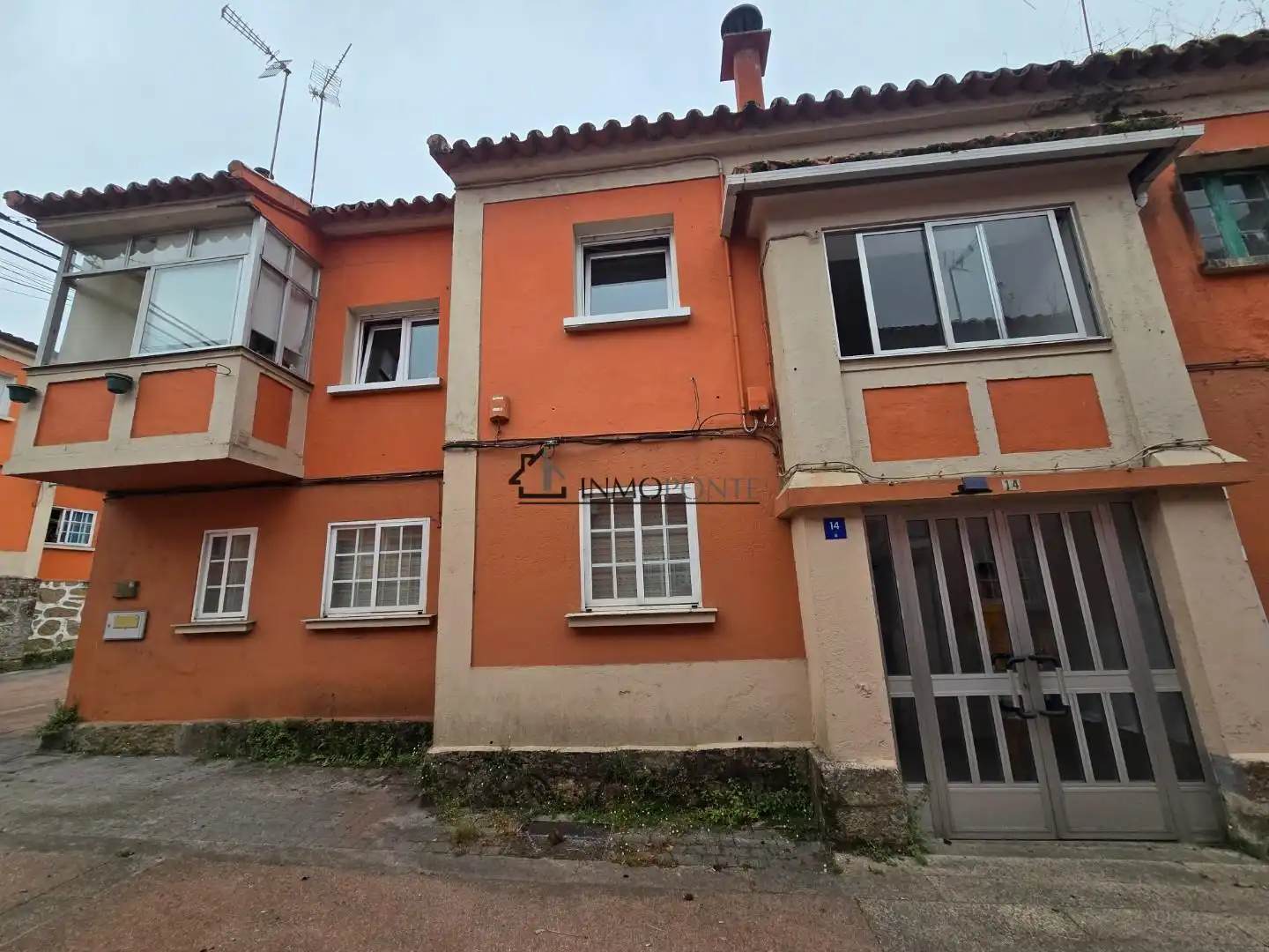 Vista exterior de Pis en venda en Pontevedra Capital  amb Calefacció