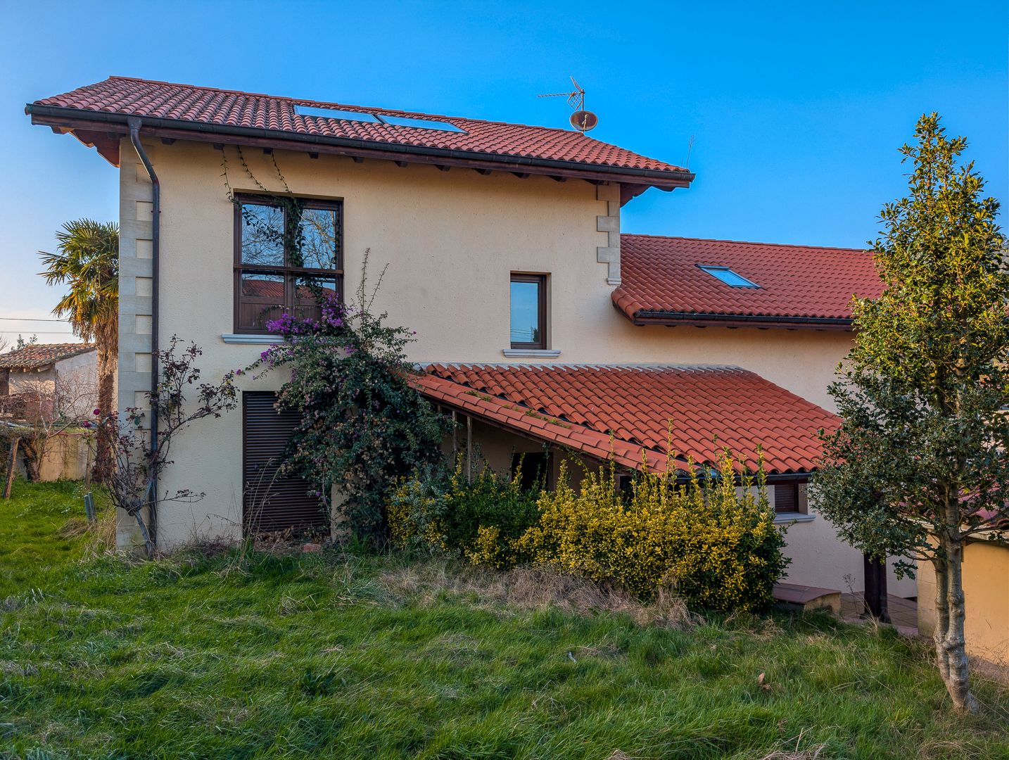 Vista exterior de Casa o xalet en venda en Val de San Vicente  amb Calefacció, Terrassa i Traster