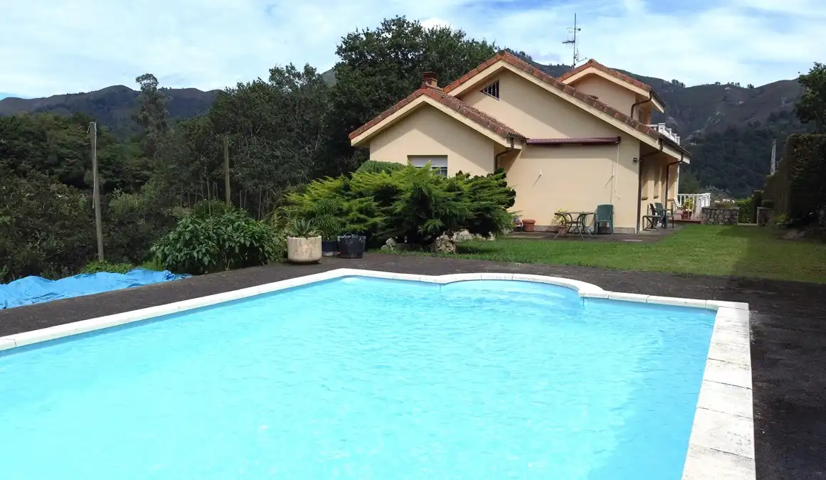 Piscina de Casa o chalet en venta en Parres con Piscina y Amueblado