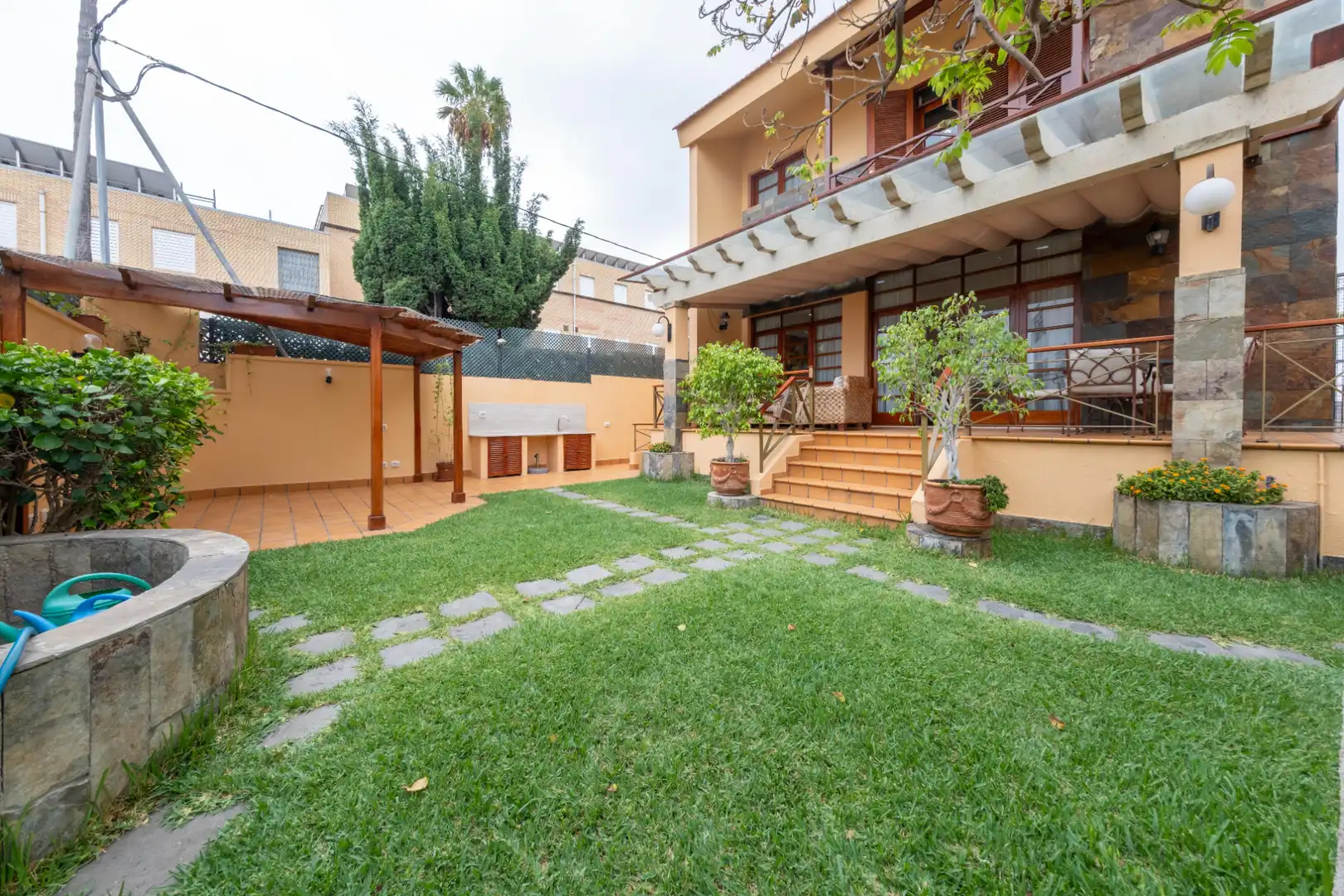 Casa aparellada amb terrassa en venda a Calle Pío XII 39, imagen 2