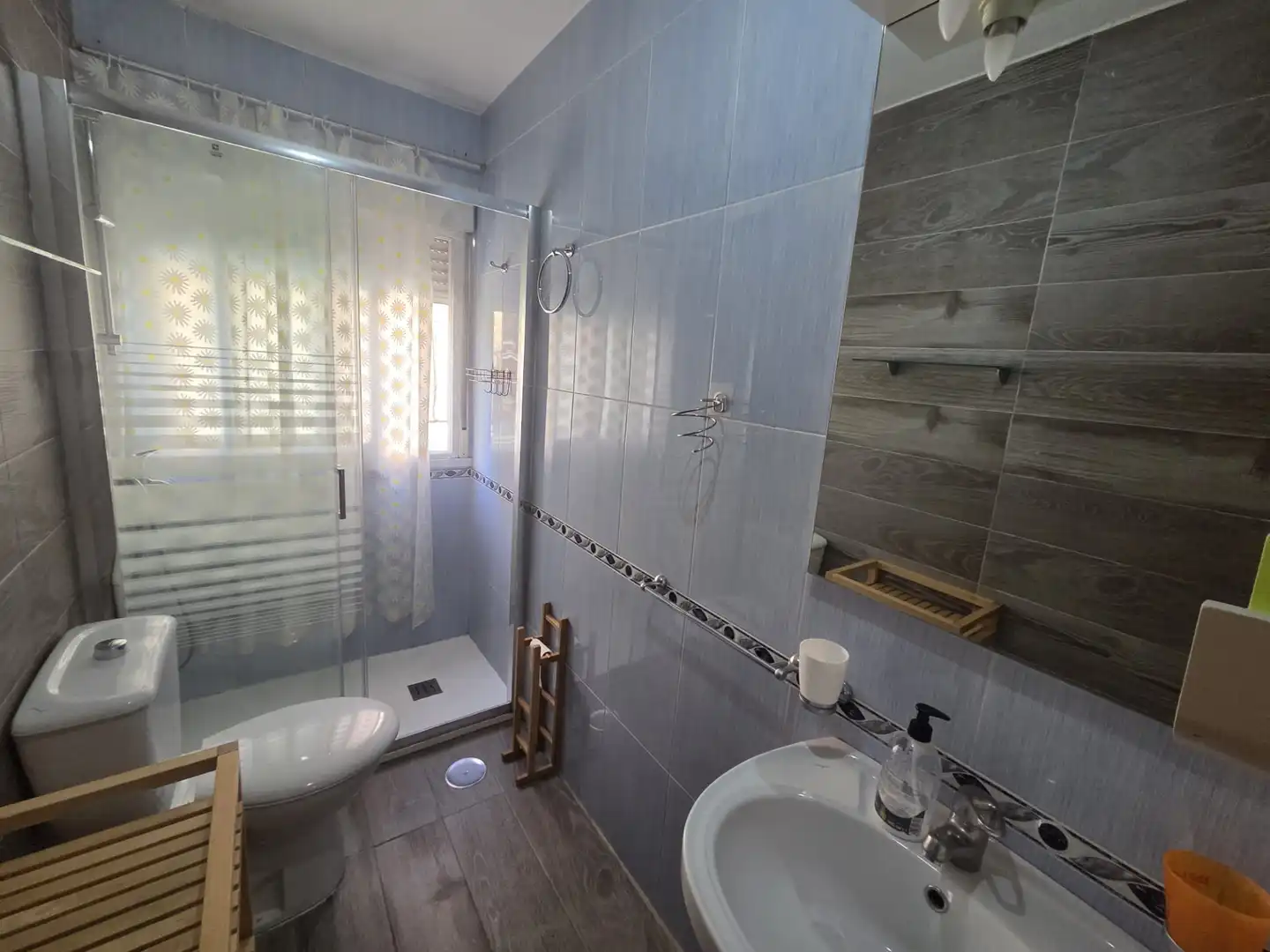 Baño de Piso de alquiler en Granada con Aire acondicionado, Calefacción y Amueblado