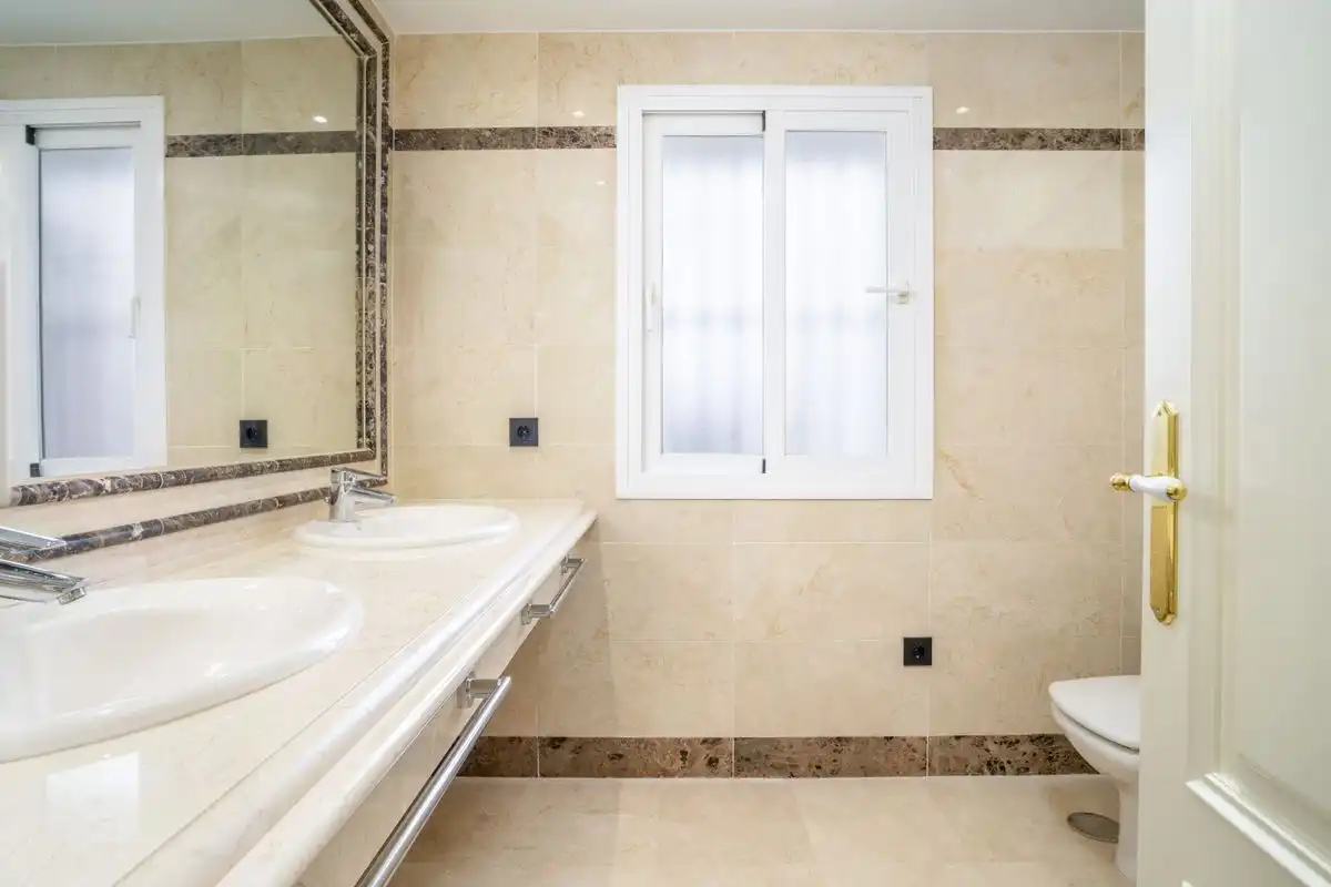 Bany de Planta baixa en venda en Marbella amb Aire condicionat, Calefacció i Jardí privat