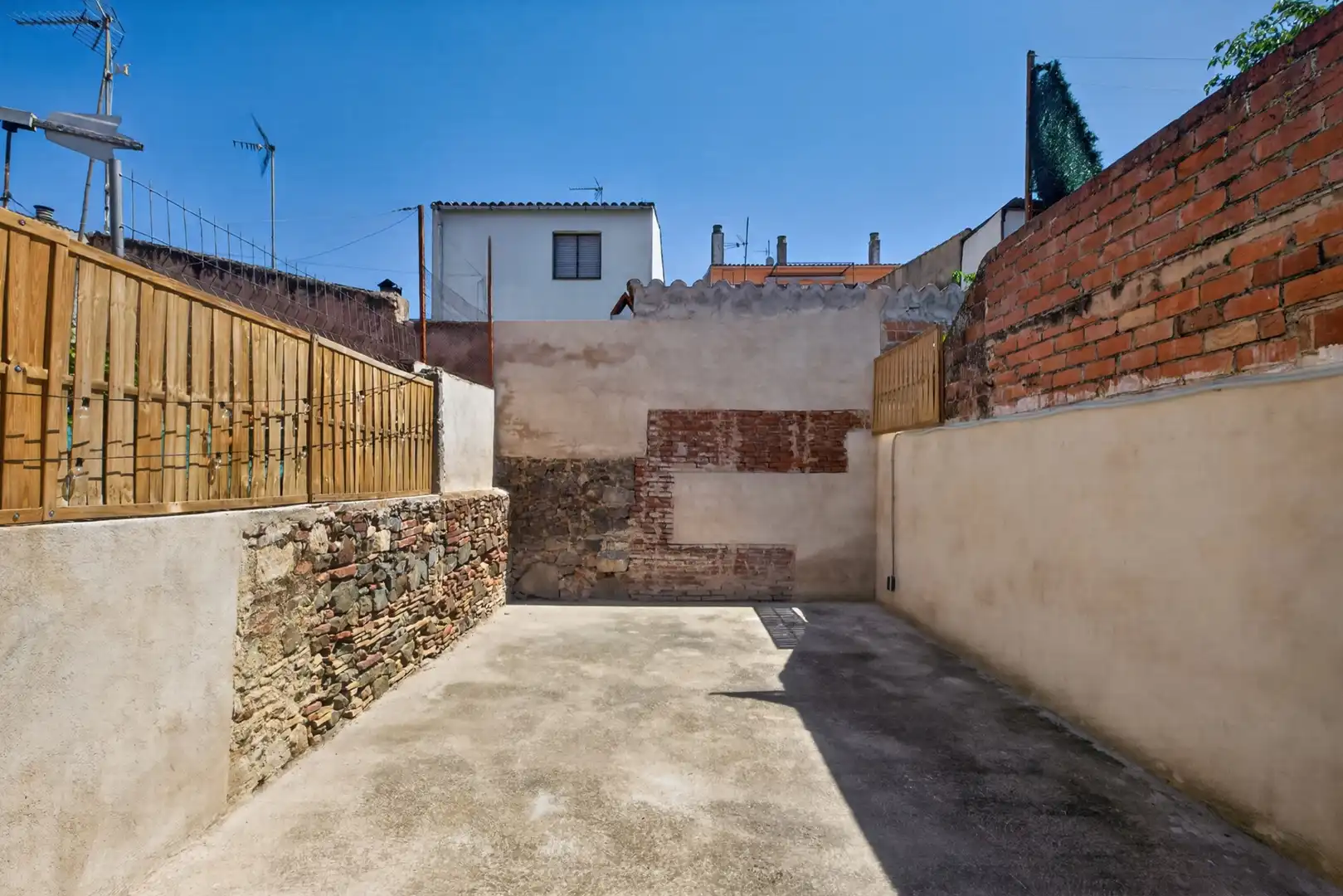 Terrasse von Einfamilien-Reihenhaus zum Verkauf in Cassà de la Selva mit Klimaanlage, Heizung und Privatgarten