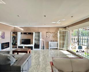 Sala d'estar de Casa adosada en venda en Torrelodones amb Aire condicionat, Calefacció i Jardí privat