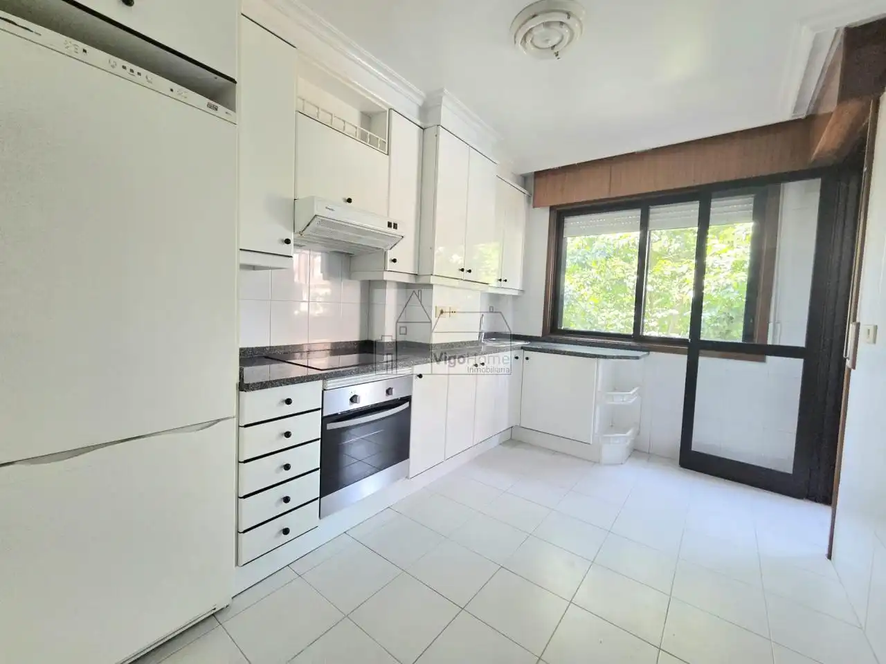 Kitchen of Flat for rent in Vigo   with Heating, Parquet flooring and Storage room