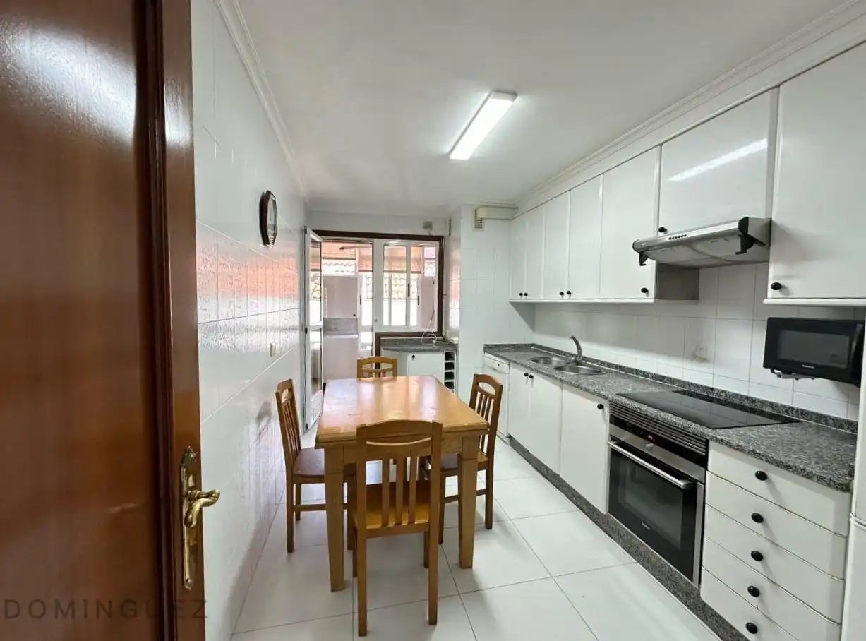 Kitchen of Flat for rent in Vigo   with Heating and Furnished