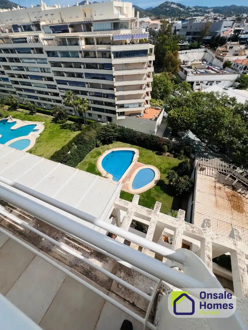 Piscina de Dúplex en venda en Marbella amb Aire condicionat, Terrassa i Balcó