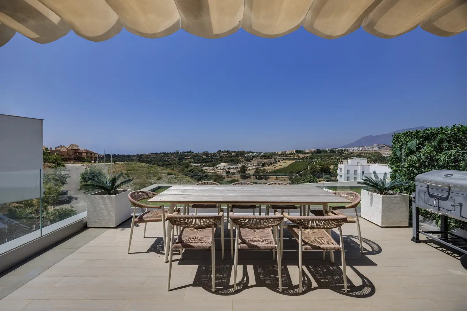 Terrasse von Einfamilien-Reihenhaus zum Verkauf in Estepona mit Klimaanlage, Terrasse und Schwimmbad