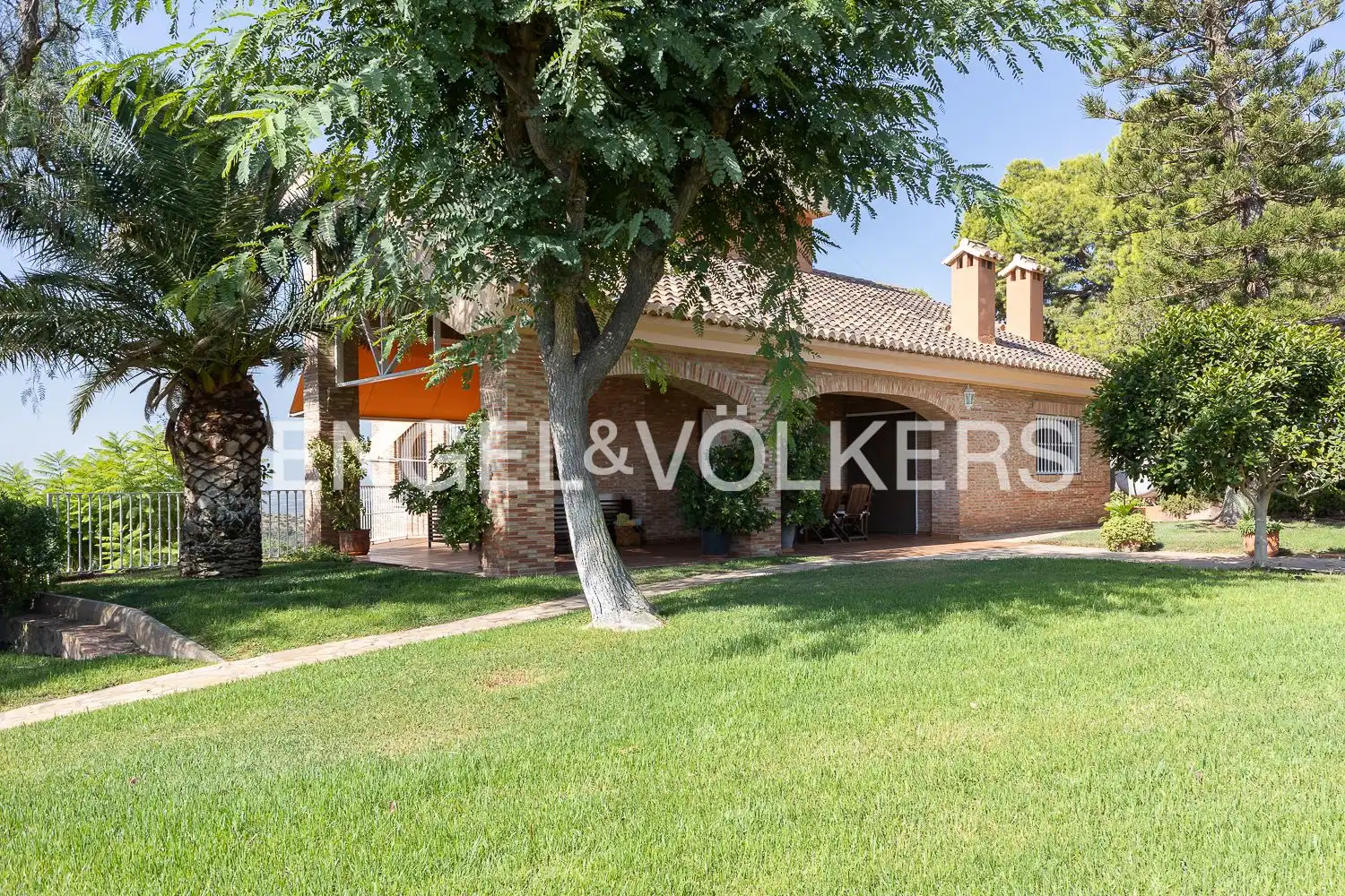 Vista exterior de Casa o xalet en venda en Sagunto / Sagunt amb Aire condicionat, Calefacció i Jardí privat
