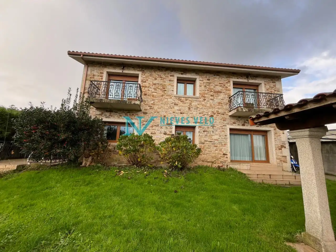 Vista exterior de Casa o xalet en venda en Carballo amb Calefacció i Jardí privat