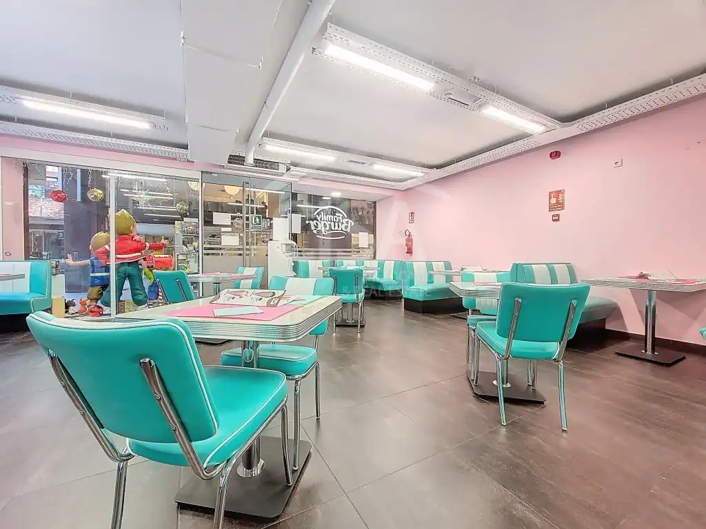 Locale commerciale in affitto a Carrer Isabelle Sandy, 2-4 2-4, imagen 2