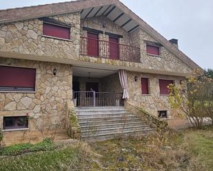 Vista exterior de Casa o xalet en venda en El Pino de Tormes amb Terrassa, Piscina i Balcó