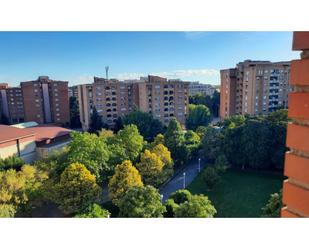 Vista exterior de Pis en venda en León Capital  amb Calefacció, Parquet i Terrassa