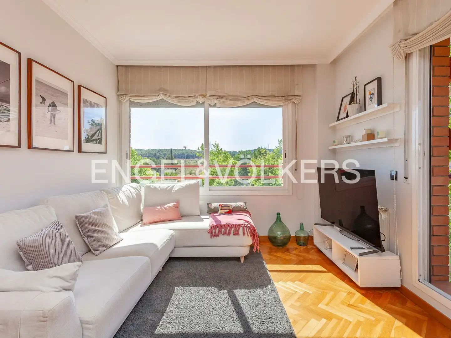 Sala d'estar de Pis de lloguer en Sant Cugat del Vallès amb Calefacció, Jardí privat i Parquet