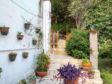 Casa rústica amb balcó en venda a Avinguda de Castellnou