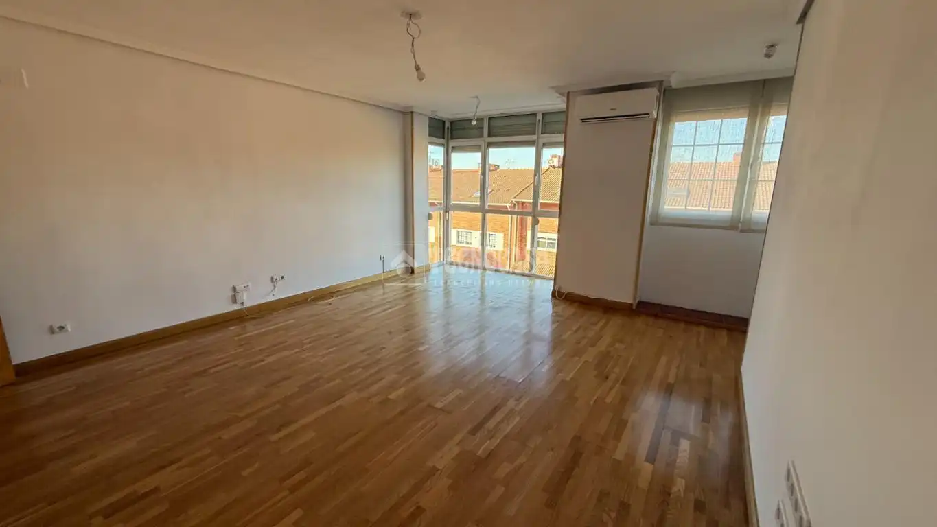 Vista exterior de Piso en venta en Alcalá de Henares con Aire acondicionado, Calefacción y Terraza