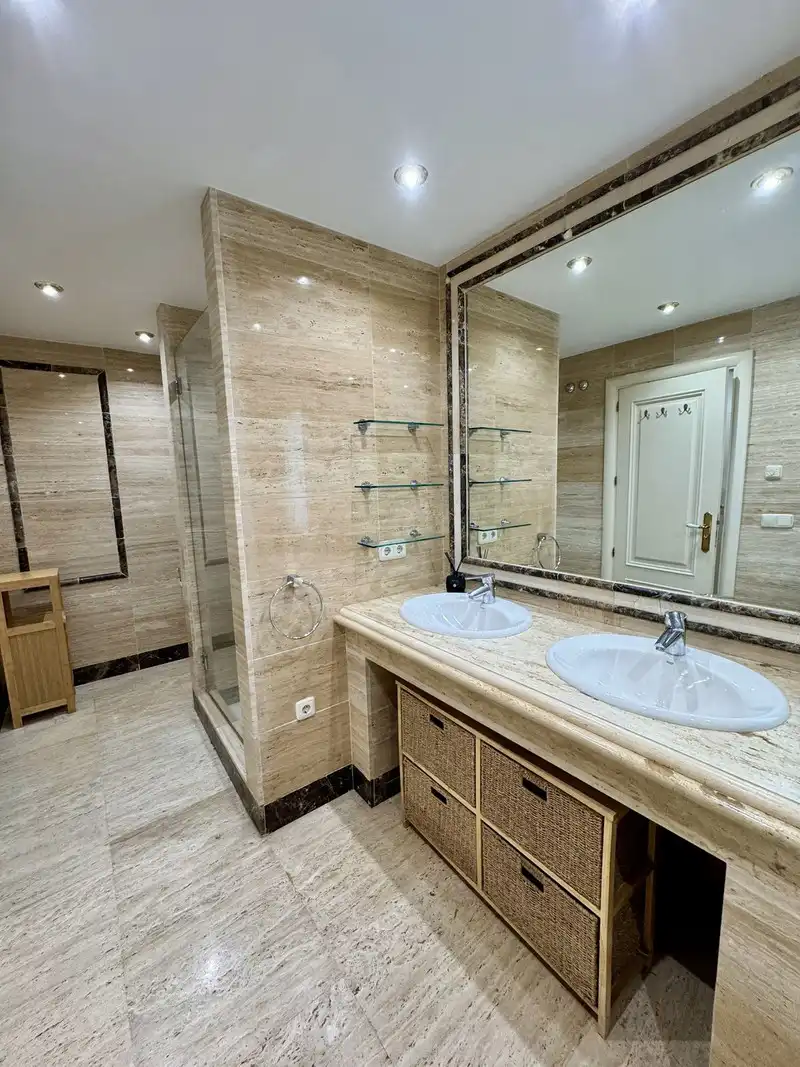 Bany de Apartament de lloguer en Marbella amb Traster, Piscina i Moblat
