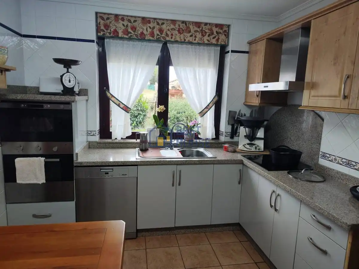 Cuina de Casa o xalet en venda en San Andrés del Rabanedo amb Calefacció, Jardí privat i Parquet