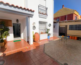 Vista exterior de Casa adosada en venda en Sanlúcar la Mayor amb Jardí privat, Parquet i Terrassa