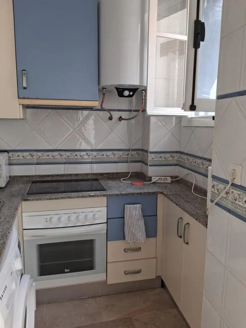 Cuina de Pis de lloguer en Cádiz amb Moblat i Balcó