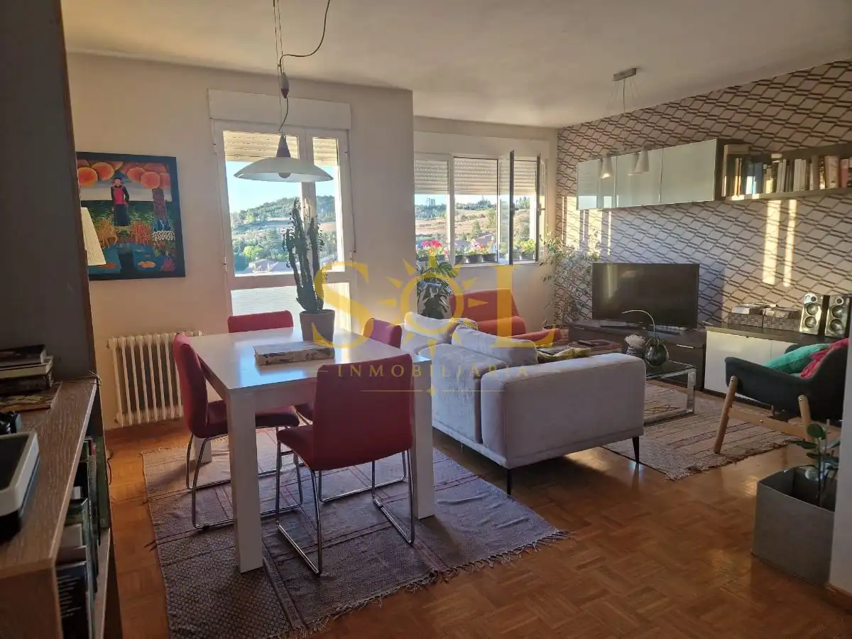 Sala d'estar de Pis en venda en León Capital  amb Calefacció, Traster i Moblat