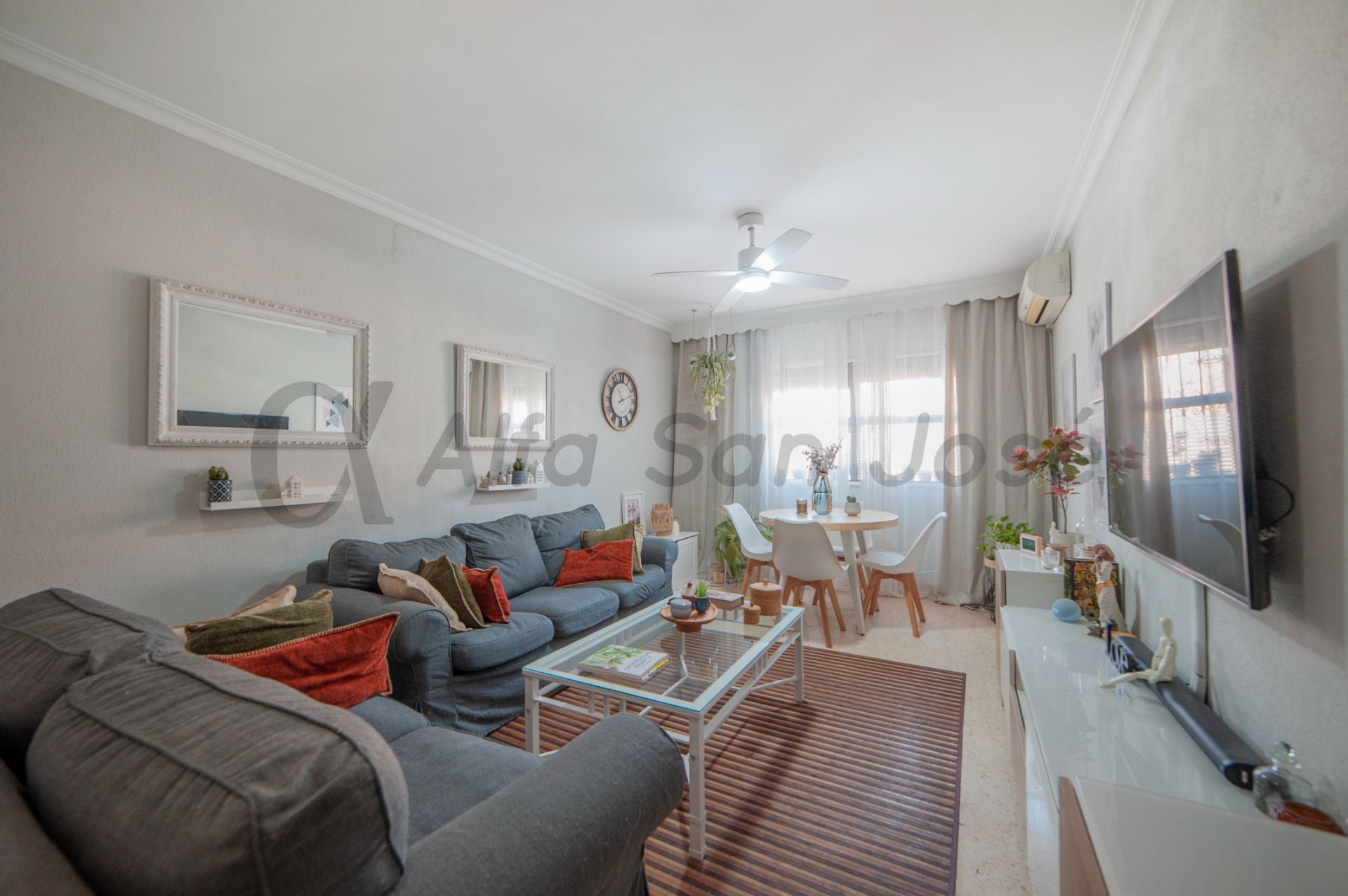 Sala d'estar de Pis en venda en La Rinconada amb Aire condicionat