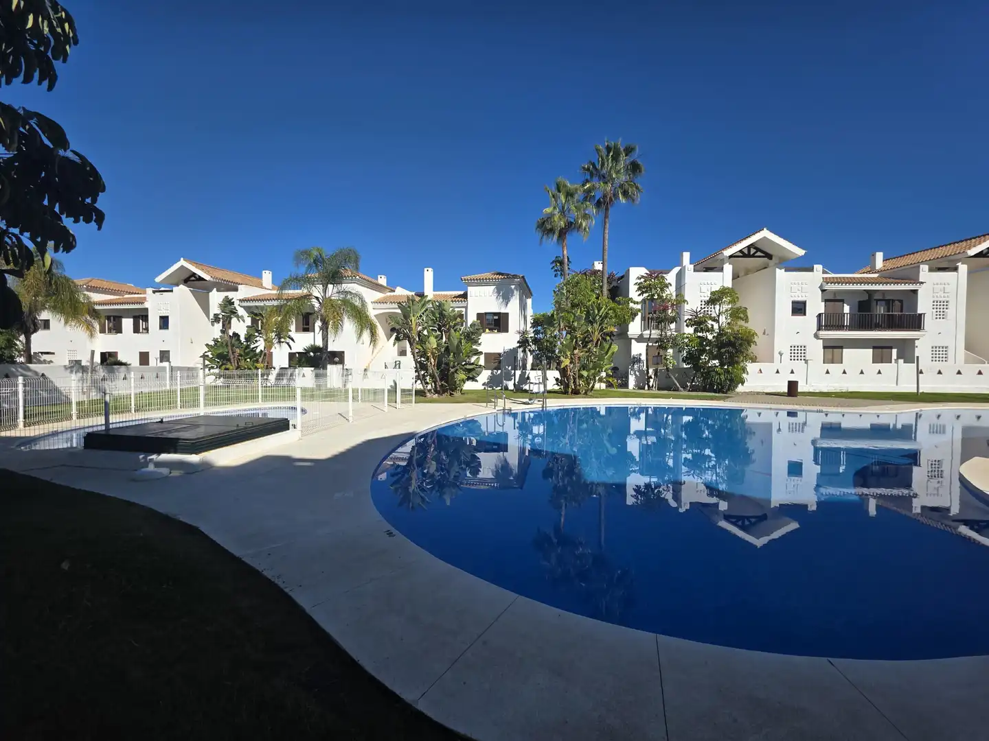 Schwimmbecken von Erdgeschoss zum Verkauf in La Alcaidesa mit Klimaanlage, Privatgarten und Terrasse
