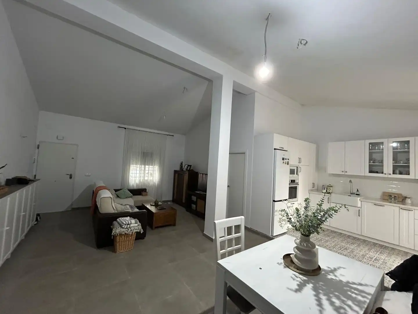 Sala d'estar de Casa adosada en venda en Dos Hermanas amb Aire condicionat i Piscina