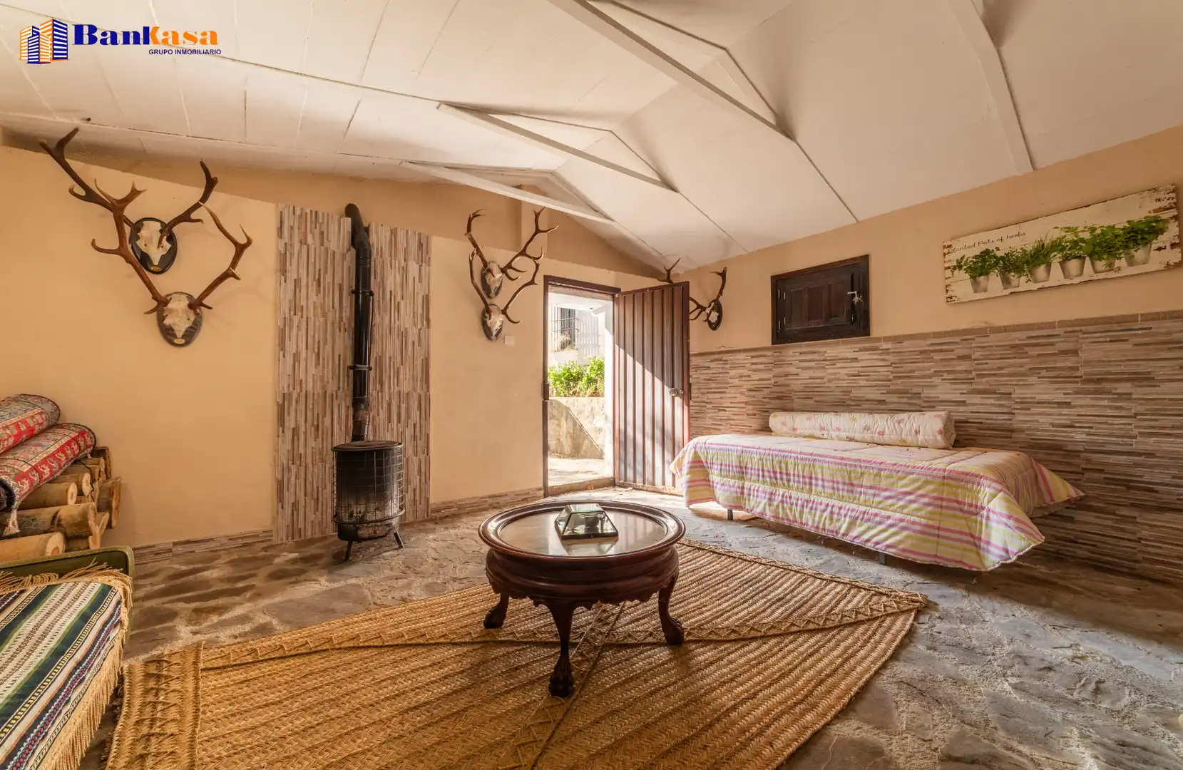 Sala d'estar de Casa o xalet en venda en Cortes de la Frontera amb Calefacció, Jardí privat i Moblat