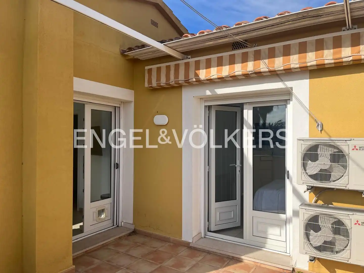 Vista exterior de Casa adosada de alquiler en Oliva con Aire acondicionado, Calefacción y Jardín privado