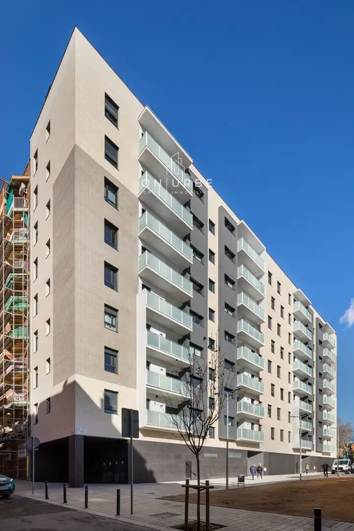 Exterior view of Office for sale in L'Hospitalet de Llobregat  with Air Conditioner