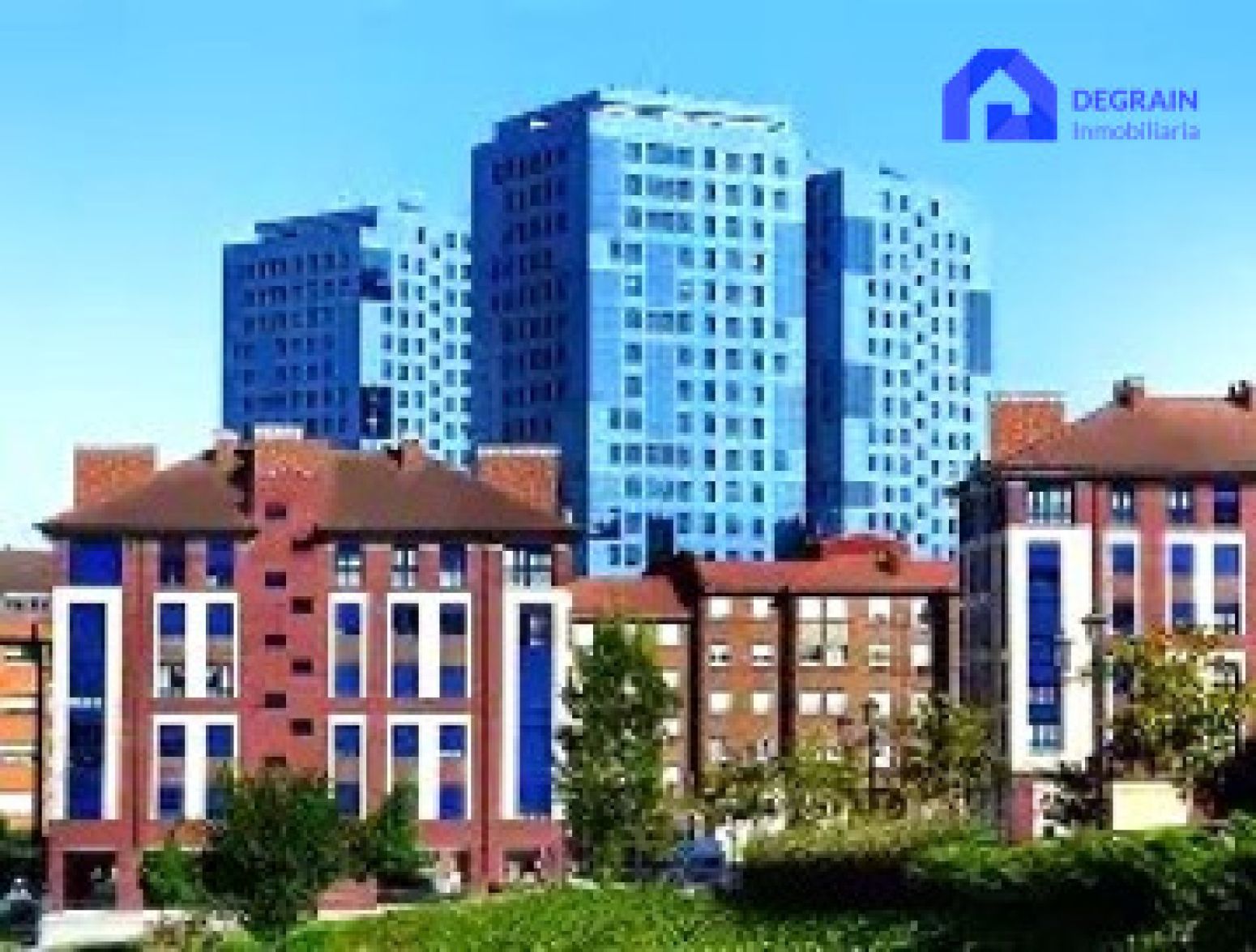 Vista exterior de Piso en venta en Oviedo  con Calefacción