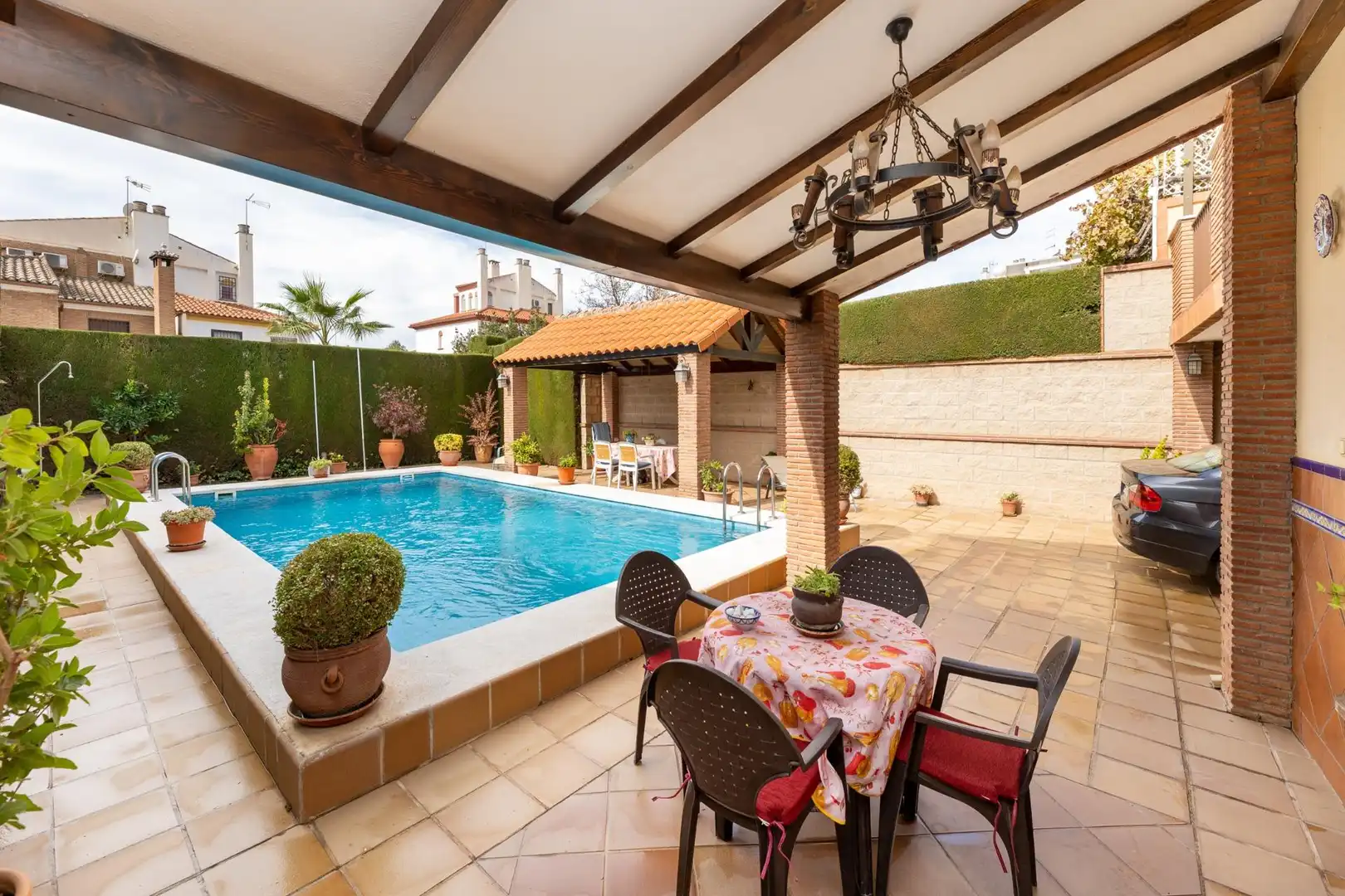Piscina de Casa adosada en venda en Peligros amb Aire condicionat, Jardí privat i Terrassa
