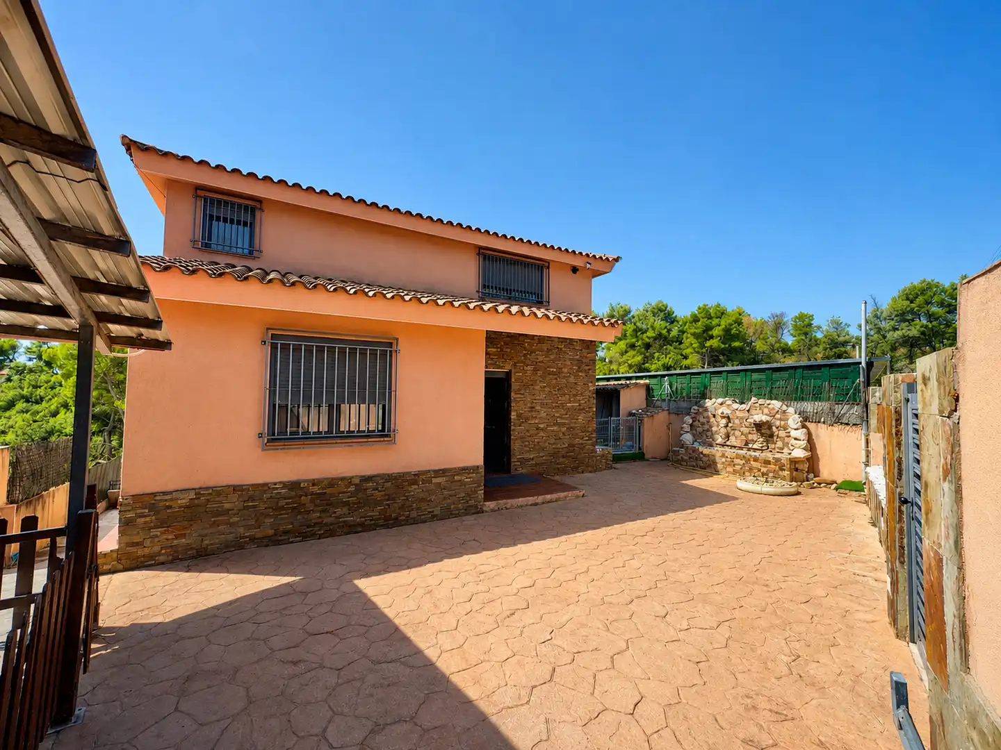Vista exterior de Casa o xalet en venda en Rubí amb Aire condicionat, Calefacció i Jardí privat