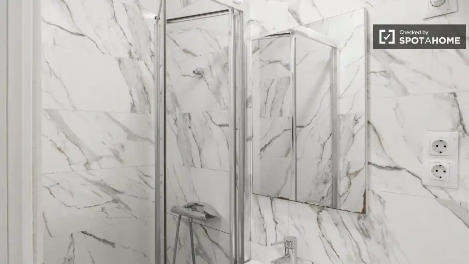 Bathroom of Flat for rent in Madrid  with Air Conditioner, Heating and Furnished