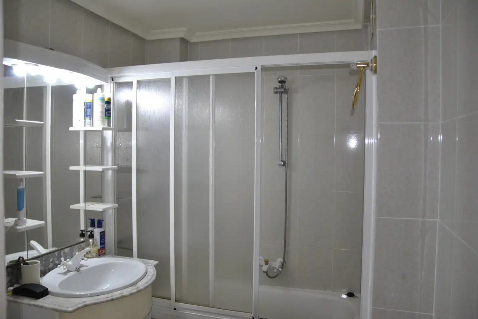 Badezimmer von Wohnung zur Miete in Plasencia mit Klimaanlage, Heizung und Terrasse