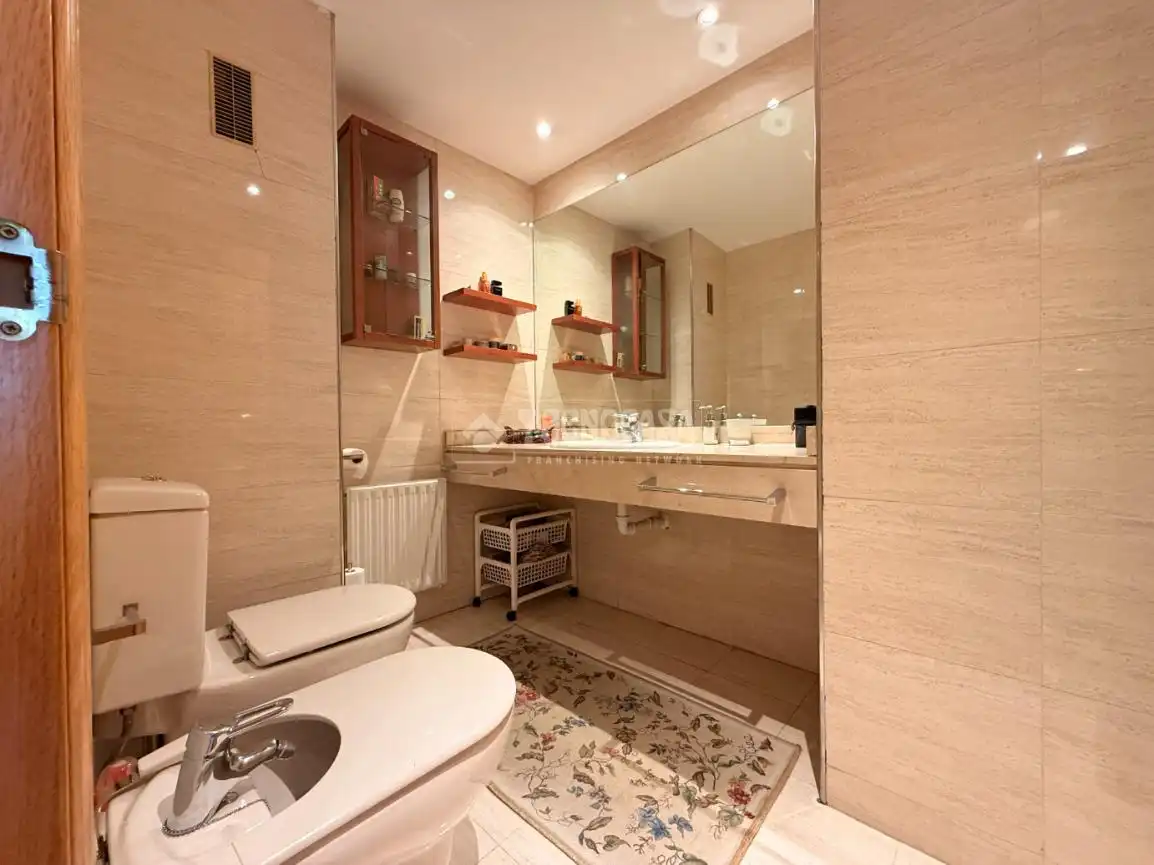 Bathroom of Flat for sale in Madrid  with Heating, Private garden and Parquet flooring