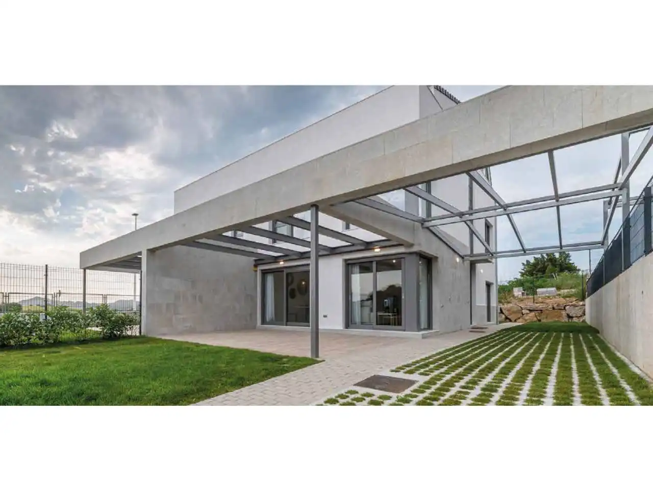 Vista exterior de Casa adosada en venta en Santa Cruz de Bezana con Calefacción, Jardín privado y Terraza