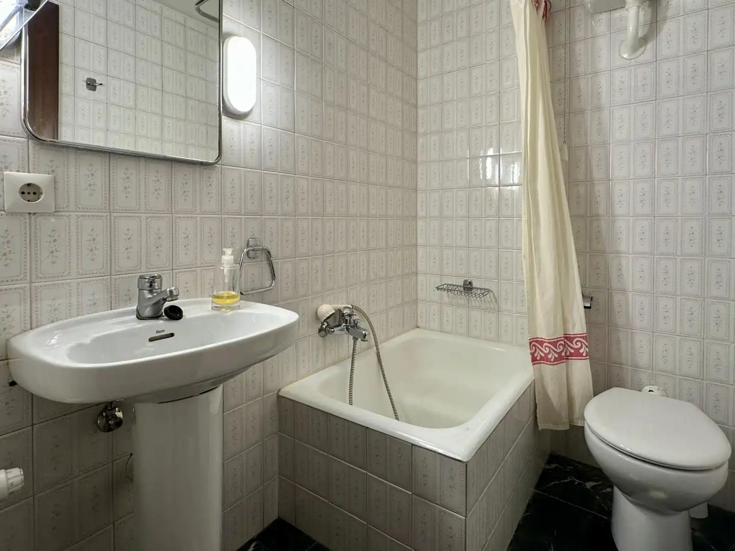 Bathroom of Flat for sale in  Pamplona / Iruña  with Heating and Parquet flooring
