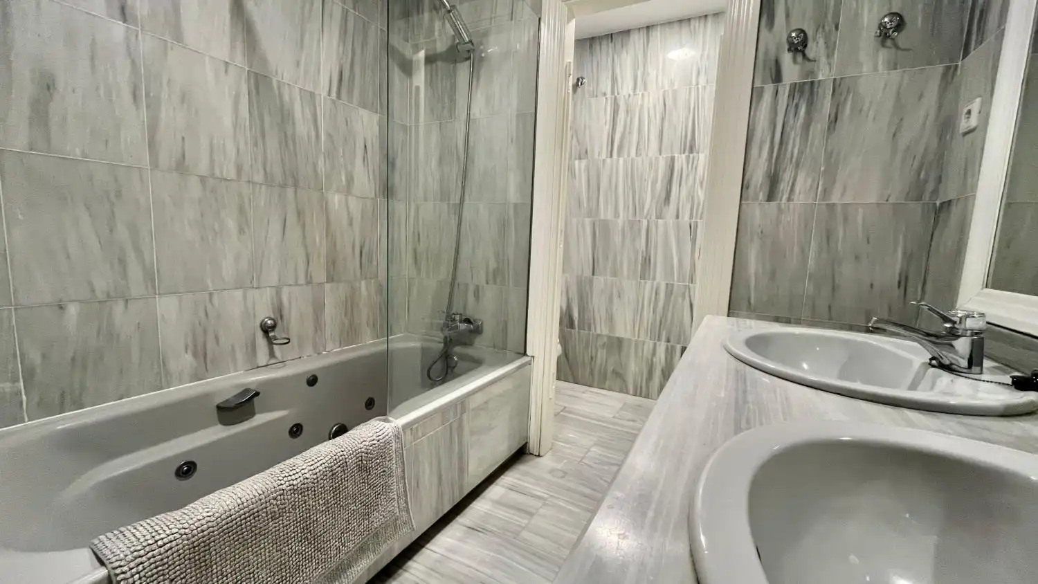 Baño de Apartamento de alquiler en Benalmádena con Aire acondicionado, Calefacción y Terraza