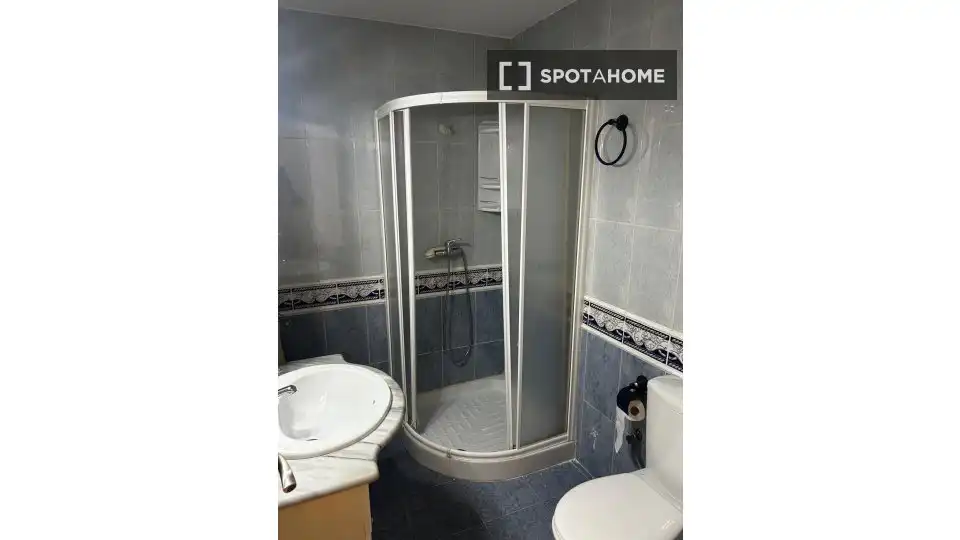 Baño de Piso para compartir en Granada con Aire acondicionado, Calefacción y Amueblado
