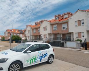Vista exterior de Casa adosada en venda en Villanubla amb Calefacció, Jardí privat i Parquet