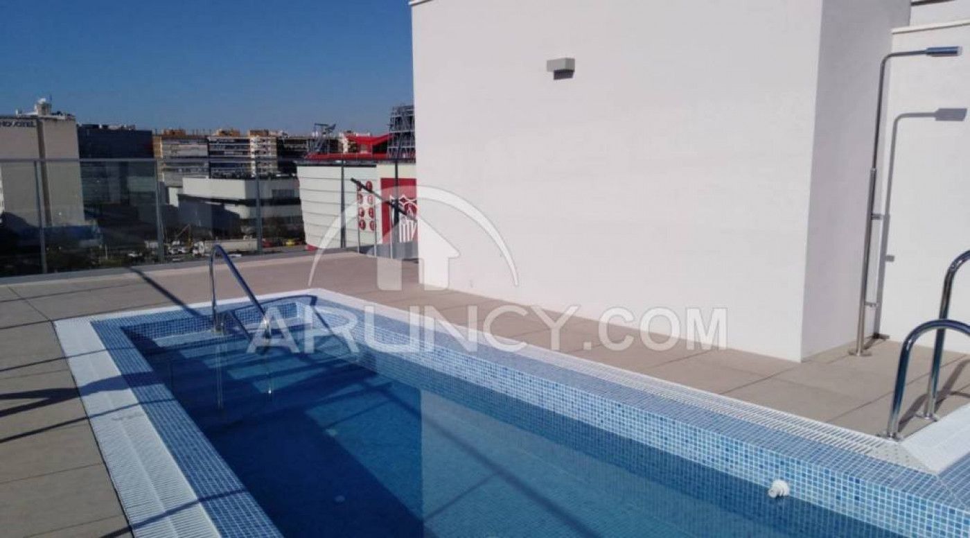 Piscina de Pis de lloguer en  Sevilla Capital amb Aire condicionat, Traster i Piscina comunitària