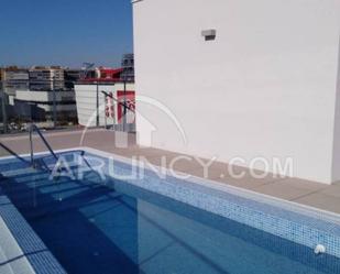 Swimming pool of Flat to rent in  Sevilla Capital  with Air Conditioner, Storage room and Community pool