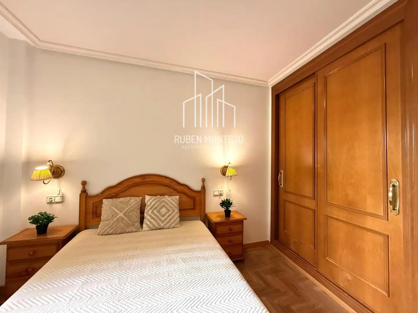 Dormitori de Apartament de lloguer en Salamanca amb Calefacció, Terrassa i Moblat