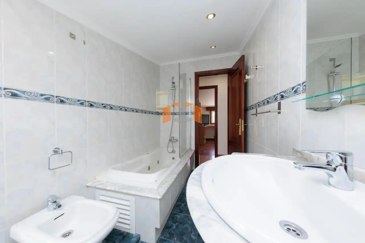 Bathroom of Houses for sale in Vigo   with Heating, Private garden and Parquet flooring